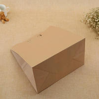 Sac cadeau de luxe écologique monochrome à thème nœud, avec poignées découpées, en carton ivoire, estampage à chaud et boucle adhésive pour cadeaux de fête
