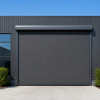 Persiana enrollable exterior motorizada de malla, resistente al viento, duradera y lisa, con sistema de riel lateral para pared de almacén moderno comercial