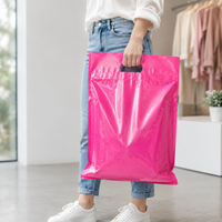 Sac de courses en plastique rose imprimé sur mesure avec poignée découpée pour l'emballage de vêtements, cosmétiques et cadeaux en détail