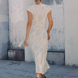 Robe <span class=keywords><strong>maxi</strong></span> fluide à manches courtes pour femmes, motif <span class=keywords><strong>de</strong></span> feuilles beige, élégante, nouvelle collection Wisrise, OEM personnalisée - Product Image 2