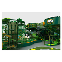 Structure de jeu intérieure combinée sur le thème de la jungle avec trampoline, tour de football et équipements de jeu intérieur