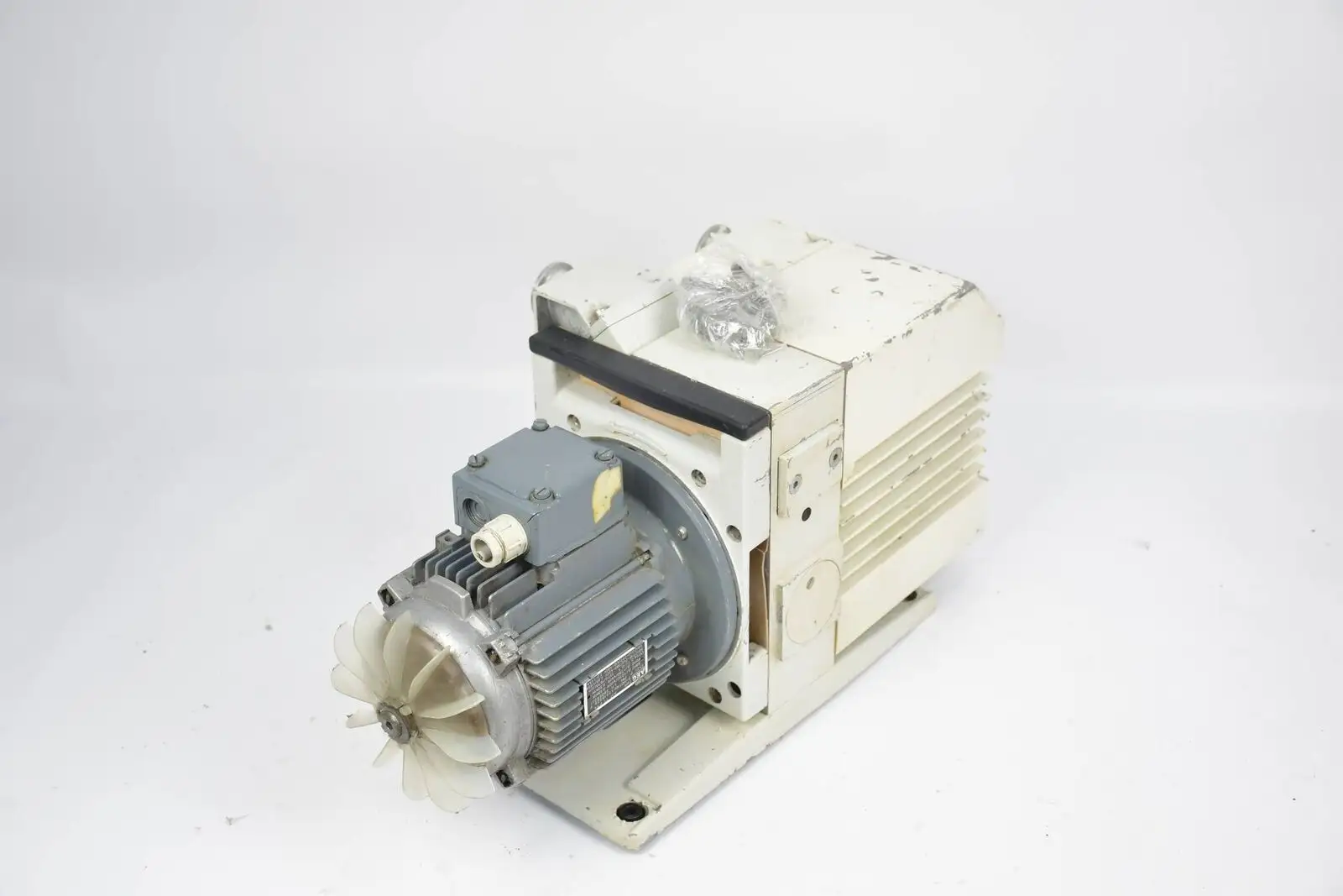Leybold Trivac vacuum pump S16B incl. AEG 3 phase motor AM 71 FY4-