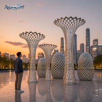 Grande sculpture d'extérieur en acier inoxydable doré, arbre bionique paramétrique, motif œuf ajouré tressé, pour espace public, fabrication sur mesure