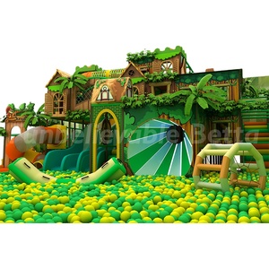 Aire de jeux intérieure commerciale Bettaplay 660 m² en bois naturel, château gonflable pour enfants avec piscine à balles, toboggan multi-voies et <span class=keywords><strong>maison</strong></span> dans les arbres - Product Image 1