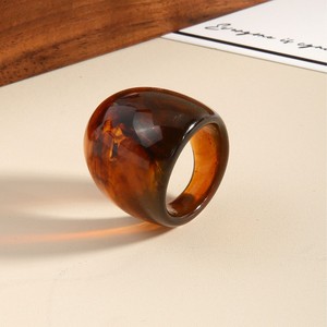 Anello in acrilico semplice con effetto sfumato di colore ambra retrò, anello in resina dalla forma geometrica classica per uomo e donna - Product Image 6