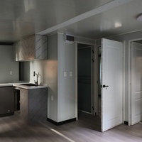 Maison conteneur pliable à double aile de 20 pieds OEM, maison préfabriquée modulaire personnalisée pour complexe hôtelier, camping et village de vacances