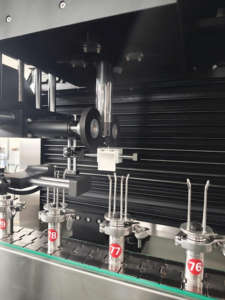 Machine automatique de pose d'étiquettes et de rétraction de manchons en PVC à moteur électrique pour bouteilles - Product Image 6