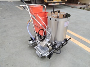 Machine de marquage routier sans air à peinture froide avec dispositif de positionnement en ligne droite pour une précision accrue - Product Image 3