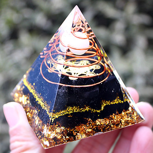 Pyramide en époxy cristallin avec bobine de cuivre, boule blanche gravée à l'intérieur, décoration de maison, ornement de bureau - Product Image 4