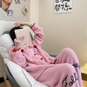 Pijamas de Terciopelo para Mujer, Otoño e Invierno, Cárdigan Grueso, Diseño Japonés, Conjunto de Letras Peludas - Product Image 3