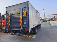 Sinotruk 4x2 Van Cargo Box 6 Pneus 4x2 5 8 10 12T Camion Cargo Léger avec Porte Élévatrice Hydraulique