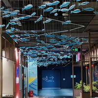Lustre suspendu moderne en forme de poisson bleu, design unique pour hall d'hôtel à plafonds hauts