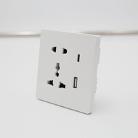 Enchufe de Corriente Universal de 10A con Clasificación IP22, Material de PC, Puertos USB-A y USB-C, Contactos de Cobre Puro Ignífugos, 5V