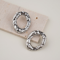 Pendientes de Perlas Plateadas y Doradas EDGE, Diseño Ovalado Abierto Abstracto, Texturizados, Joyería de Moda para Mujer