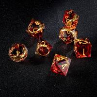 Ensemble de 7 dés en résine faits à la main à bords tranchants avec inclusions d'anneaux dorés pour cadeau de joueur de DND RPG