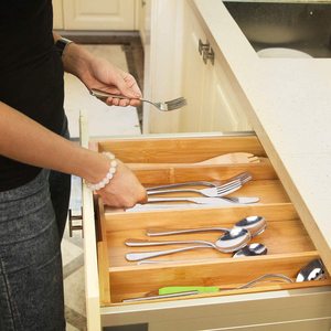 Organisateur de couverts en bois à 4 compartiments, support de rangement de cuisine réglable pour couteaux, cuillères et articles divers - Product Image 2