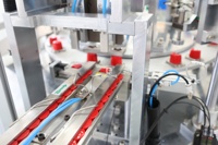 Machine d'assemblage de bouchons compte-gouttes pour sirop en 3 parties avec joint torique et opercule de sécurité