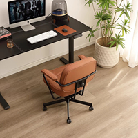 Chaise de bureau exécutive moderne ergonomique de conception récente en cuir avec base en aluminium, cadre en bois, hauteur réglable, pour usage domestique ou professionnel.