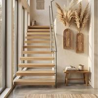 Système d'escalier flottant pour maison contemporaine avec des supports en acier minimisés et des marches en chêne de qualité supérieure