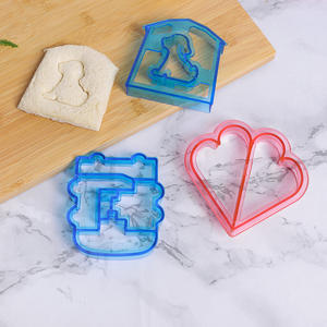 Cortador de sándwiches de plástico de calidad alimentaria al por mayor con formas variadas y soportes para cortar pan y tostadas para niños, repostería - Product Image 2