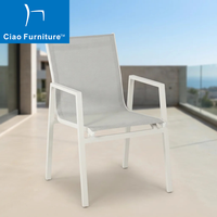 Chaise de salle à manger d'extérieur commerciale empilable avec accoudoirs, en aluminium blanc et tissu maillé, pour restaurant, patio et jardin