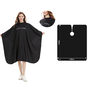 Prix d'usine, imperméable, 100% polyester, doux, cape <span class=keywords><strong>de</strong></span> coiffure personnalisée avec logo, cape <span class=keywords><strong>de</strong></span> coupe <span class=keywords><strong>de</strong></span> cheveux pour salon <span class=keywords><strong>de</strong></span> beauté, 7A - Product Image 1