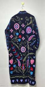 Veste longue d'hiver en velours Suzani brodée à la main avec imprimé animal, fermeture à boutons, rembourrage en coton, design ethnique indien, tenue de fête - Product Image 4