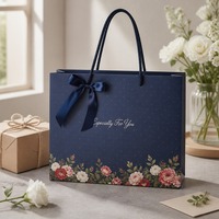 Sac cadeau bleu marine mat personnalisé avec ruban à pois imprimé et poignée en corde, vente en gros, directement de l'usine pour la vente au détail