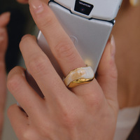 Massiver Wasserdichter 18K PVD-Vergoldeter Edelstahl Unregelmäßiger Kurvenförmiger Creme-Marmorierter Harz-Statement-Ring Modisches Accessoire