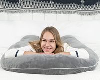 Oreiller de grossesse en forme de U avec remplissage en polyester à couche d'air réglable-Oreiller de maternité idéal pour tous