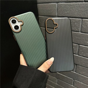 Funda para Teléfono con Diseño Metálico y Rayas Corrugadas para iPhone 12 13 14 15 16 Pro Max, Acabado Mate, Estilo Maleta - Product Image 2