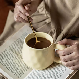 Ensemble de tasses à café en céramique noire et blanche, design japonais moderne, grande capacité, avec poignée épaisse et cuillère pour un usage domestique - Product Image 4
