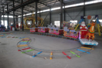 Train de Noël miniature en gros pour usine : Attraction de train sur rail avec Père Noël et rennes