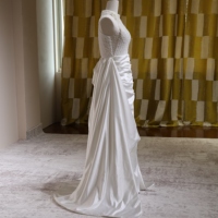 Robe de mariée dos nu ornée de perles, corsage en dentelle, satin drapé, fente haute, grande taille, sur mesure, vente en gros, directement de l'usine