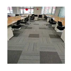 Vente en ligne de gros Carreaux de tapis de bureau épais Résistant au feu amovible insonorisé PP commercial modulaire 50*50cm