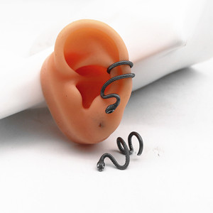 Pendientes con clip yunnique con forma de serpiente, joyería del zodiaco animal negra de acero y titanio para mujer, accesorio de moda sin perforación - Product Image 4