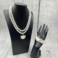 Collier avec pendentif emblème bouclier PHILO en perle de 10 mm, un cadeau pour les sœurs de sororité