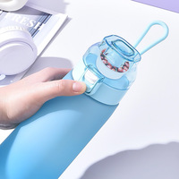 Bouteille d'eau Tritan dégradée givrée de 700 ml avec dosettes parfumées aux fruits, système de verrouillage à bascule à un clic, anti-fuite, bouteille de sport portable