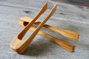 Pinces en bois pour la cuisine, le service, la grillade et la manipulation des aliments, fabriquées à la main à partir de bois naturel durable, conçues pour un usage quotidien - Product Image 4