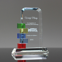 Trophée innovant en cristal bleu transparent avec design incliné pour les récompenses technologiques, créatives et d'entreprise
