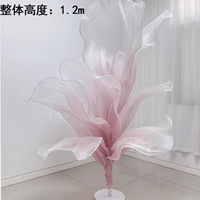 Fleurs géantes en organza de soie faites à la main, sur mesure, de luxe, pour la décoration de tables de mariage, les toiles de fond et les décorations de fêtes.