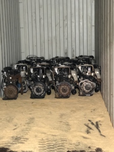 Isuzu 4HK motorassemblages, gedemonteerd tot vijf individuele onderdelen, beschikbaar voor groothandel in een container. - Product Image 1