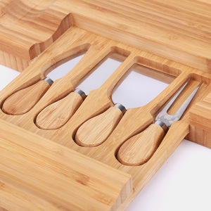 Tabla de Quesos de Bambú con Cajón para Cuchillos y Tabla de Cortar para Preparación de Alimentos - Product Image 4