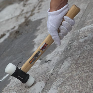 Maillet double face en nylon blanc avec manche en bois ciré blanc, marteau non-marquant pour le montage de revêtements de sol et de meubles - Product Image 3