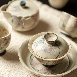 Service à thé Kung Fu en céramique, motif fleur de glycine peinte à la main, finition caramel, comprenant théière, tasses et tasse maîtresse, pour usage domestique, de grande valeur. - Product Image 2