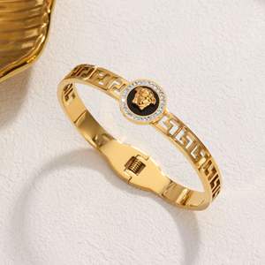 Bracciale con testa di leone in acciaio inossidabile Kira bracciale da donna placcato oro liscio braccialetti da donna a portata di mano - Product Image 3