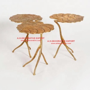 Table d'appoint en métal finition or Antique de haute qualité avec forme de feuille & Base à 3 pieds à vendre - Product Image 3