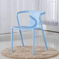 Chaises en plastique contemporaines en gros, personnalisables, portables, avec accoudoirs en PP, courbes, empilables, pour restaurant
