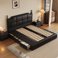 Modernes Vintage Öko-Freundliches Gepolstertes Plattformbett mit Stauraum, Hohen Pfosten, Gestepptem PU-Leder-Kopfteil und Massivholz-Basis aus Kiefernholz