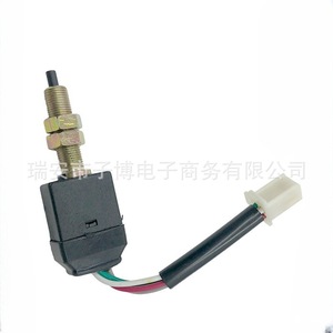 สวิตช์ไฟเบรก Jirui รุ่น 100352000001 เกลียว 10 มม. สำหรับรถบรรทุก JieFang - Product Image 2